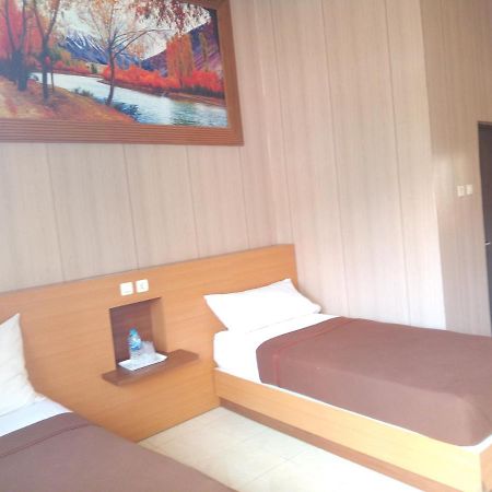 Hotel Kencana Rembang Номер фото